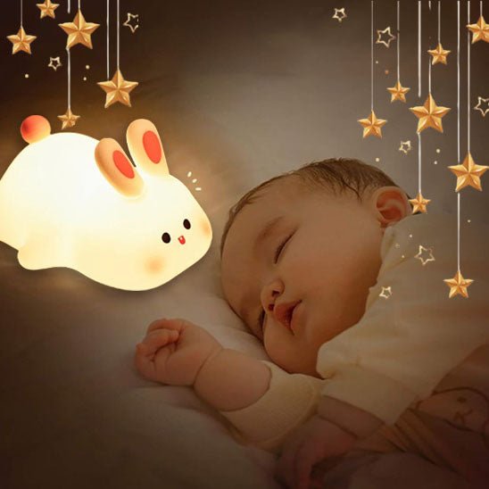 bébé dort avec une veilleuse lapin