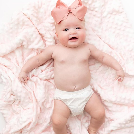 bébé allongé en couche sur sa Couverture bébé 