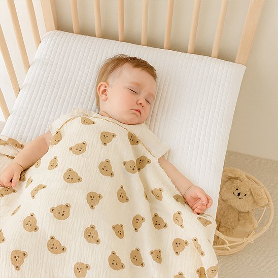 bébé dort sereinement avec sa Couverture bébé