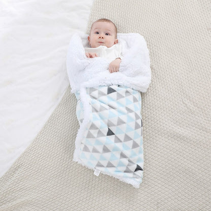 bébé emmitouflé dans sa couverture bébé