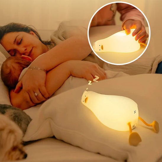bébé et maman dorment avec veilleuse canard