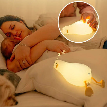 bébé et maman dorment avec veilleuse canard