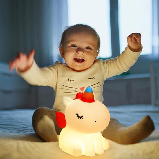 bébé heureux devant veilleuse bébé 