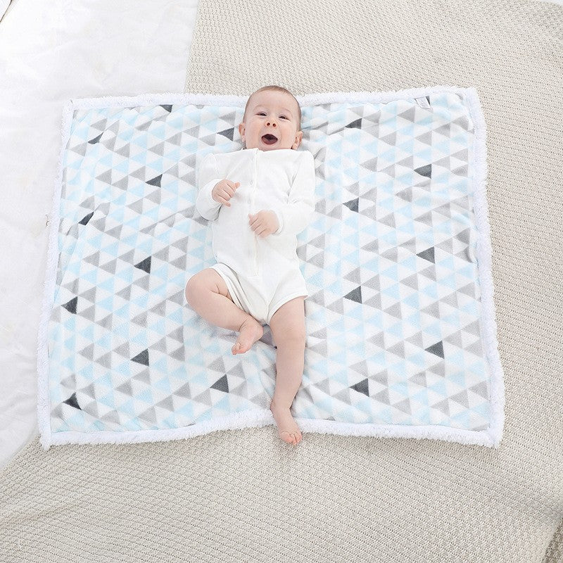 bébé heureux sur sa couverture bébé
