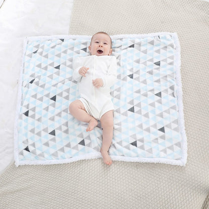 bébé heureux sur sa couverture bébé