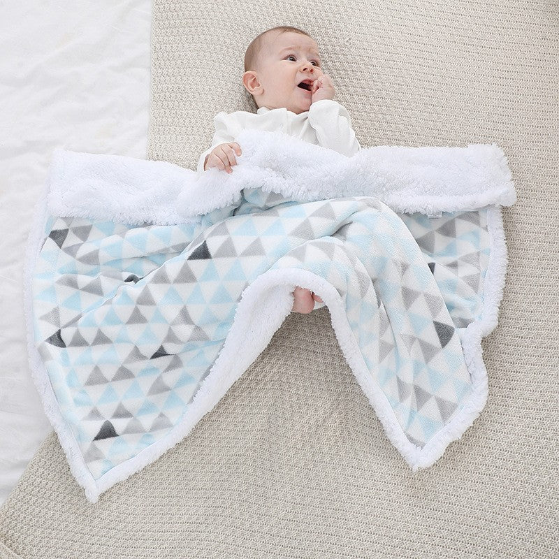 bébé sous sa couverture bébé
