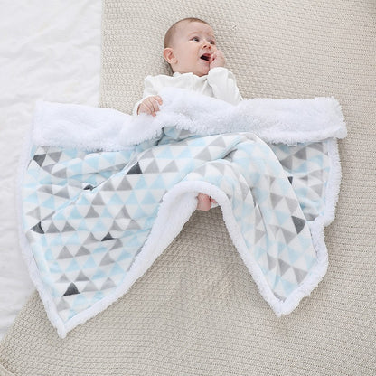 bébé sous sa couverture bébé