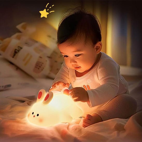 bébé touche la veilleuse lapin