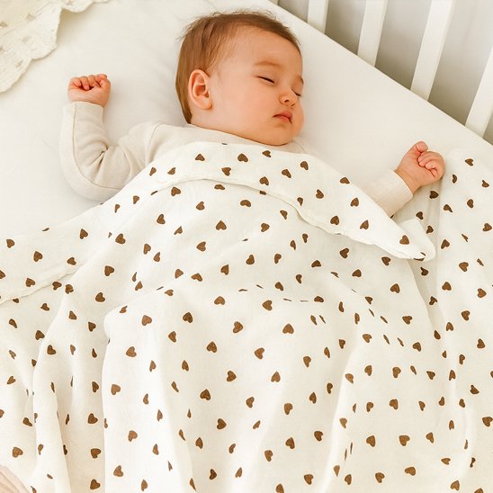 Couverture bébé adaptée au lit
