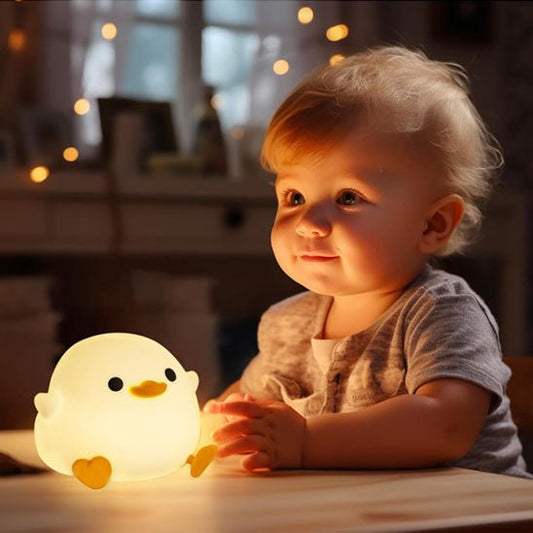 enfant rêveur devant une veilleuse bébé