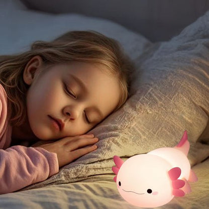 fillette dort avec sa veilleuse bébé salamandre