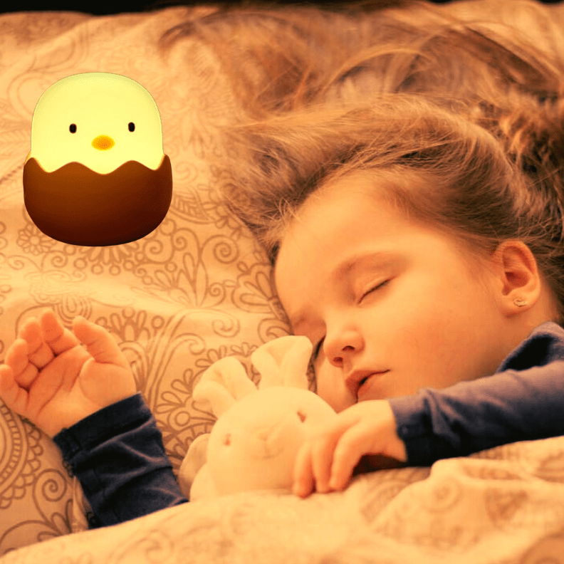 fillette endormie avec veilleuse enfant poussin