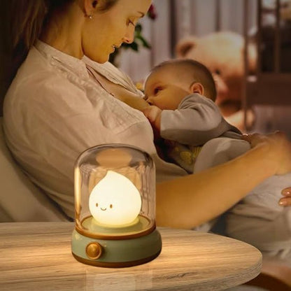 maman allaite bébé à la lumière de la veilleuse bébé