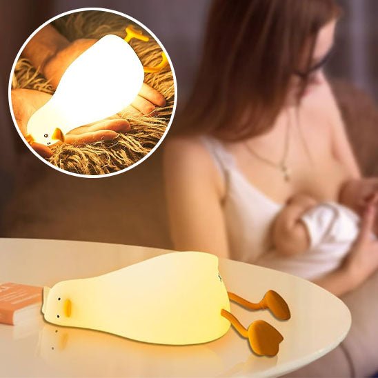 maman allaite bébé à la lumière de la veilleuse