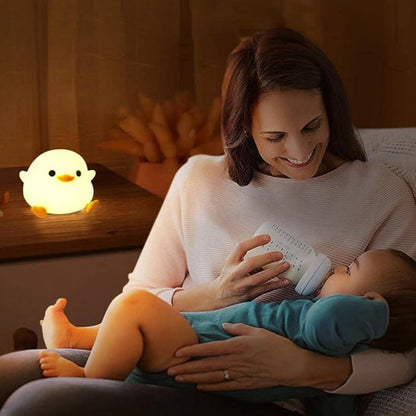 maman donne biberon bébé veilleuse bébé
