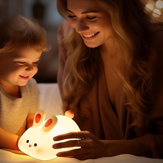 maman et son fils regardent la veilleuse lapin