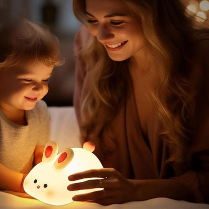 maman et son fils regardent la veilleuse lapin