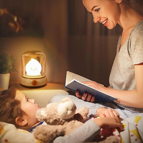 maman lit une histoire devant la veilleuse bébé flamme