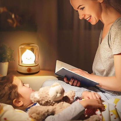 maman lit une histoire devant la veilleuse bébé flamme