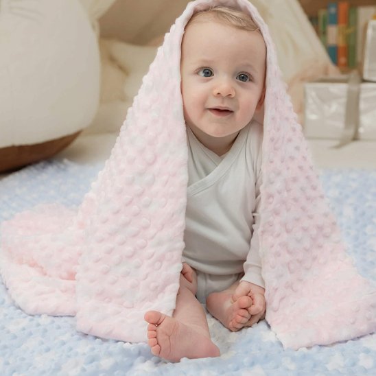 petit garçon avec sa Couverture bébé sur la tête