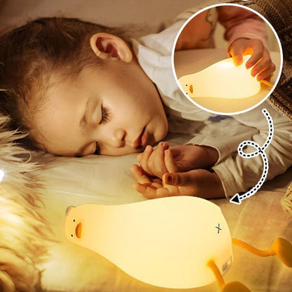 petite fille dort avec sa veilleuse