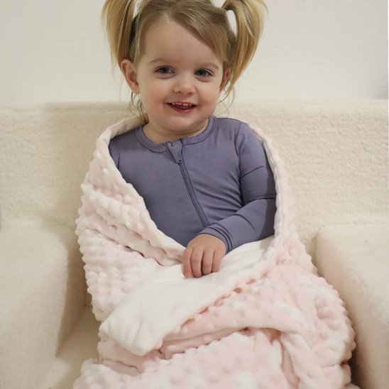 petite fille emmintouflée dans sa Couverture bébé 