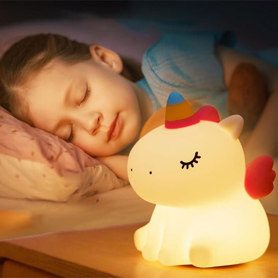 petite fille endormie veilleuse bébé