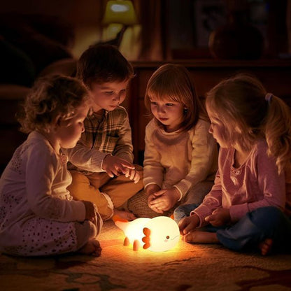 quatre enfants entourent une veilleuse bébé