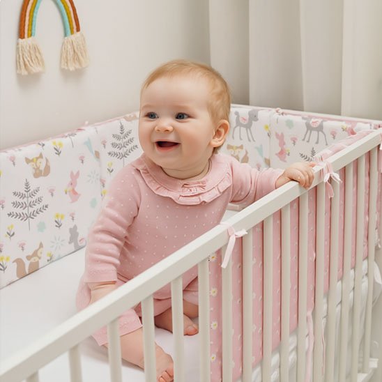 Tour de lit bébé assis parmis les animaux de la forêt