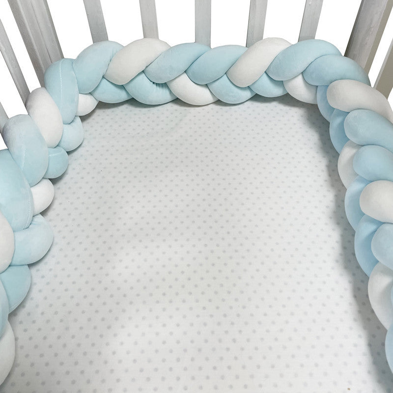 tresse de lit bleu-ciel bleu-ciel blanc dans lit bébé