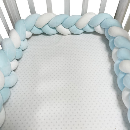 tresse de lit bleu-ciel bleu-ciel blanc dans lit bébé