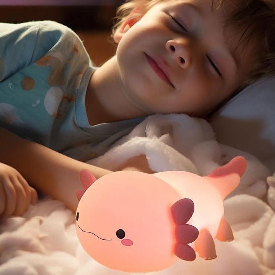 veilleuse bébé salamandre à côté d'un enfant